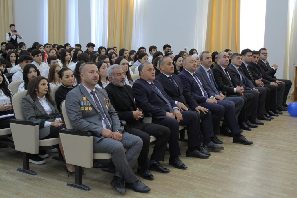 Aqrar Kollec Zəfər Günündə şəhidləri andı