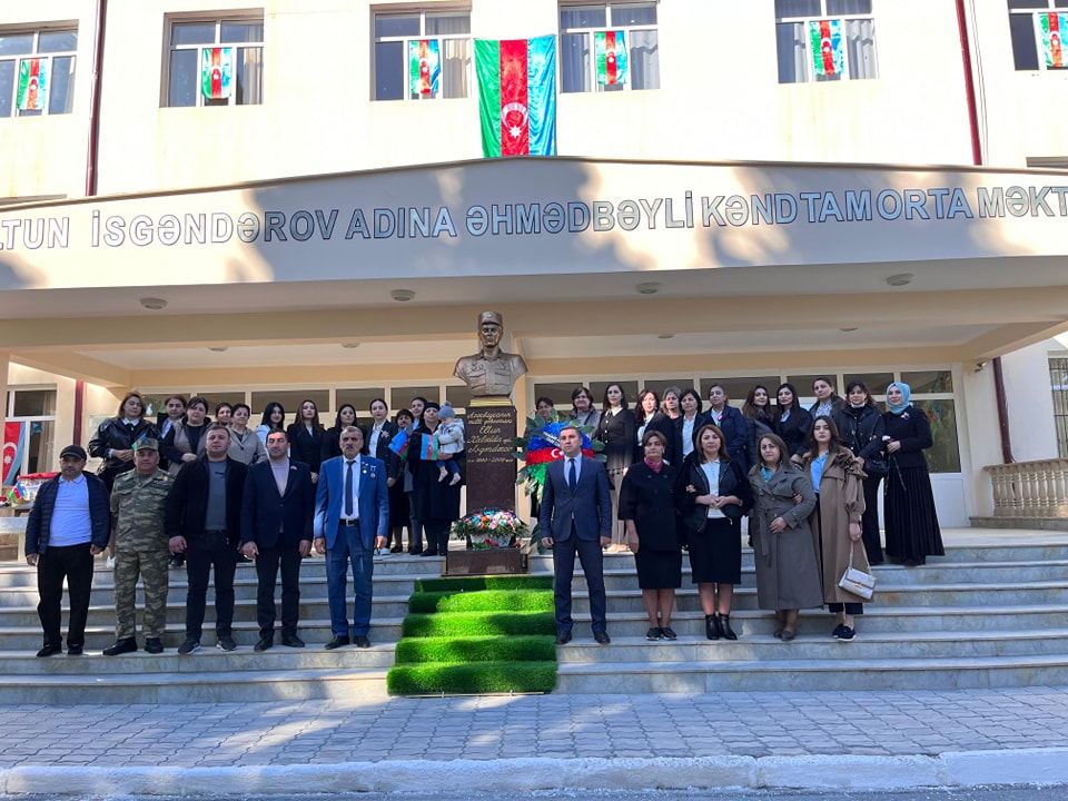 Azərbaycanın Milli Qəhrəmanının büstünün açılışı olub