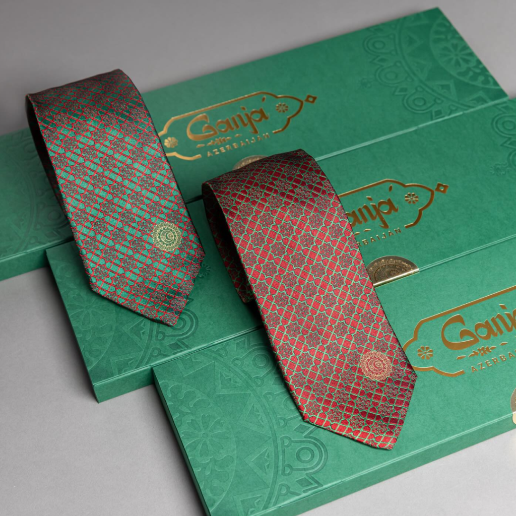 İtaliyalı sənətkarlardan Gəncəyə həsr olunmuş qalstuk - FOTO