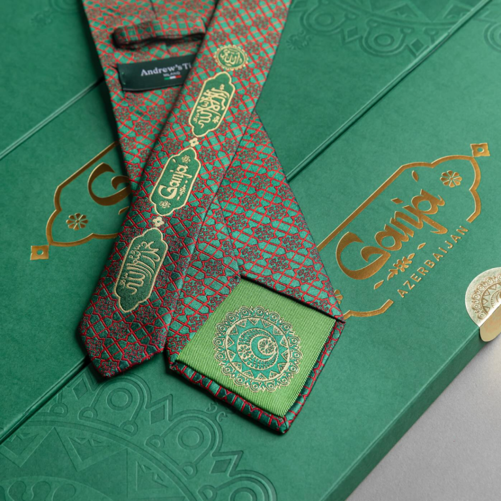 İtaliyalı sənətkarlardan Gəncəyə həsr olunmuş qalstuk - FOTO