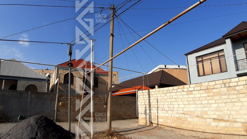 Gəncədə elektrik dirəyi yolda hərəkəti məhdudlaşdırıb