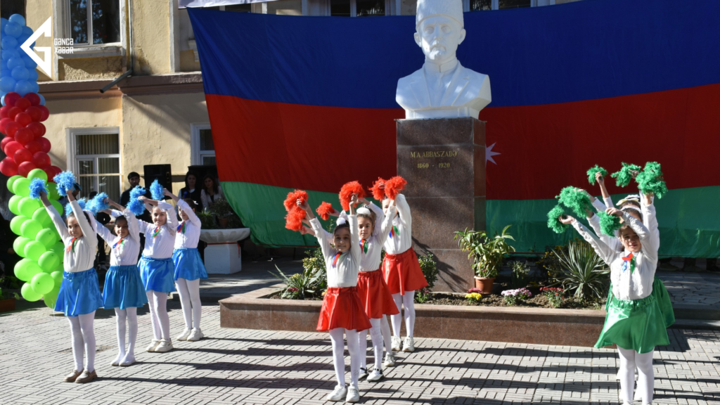 Gəncədə məktəblərin birində "Yaşa Azərbaycan!" adlı tədbir keçirilib