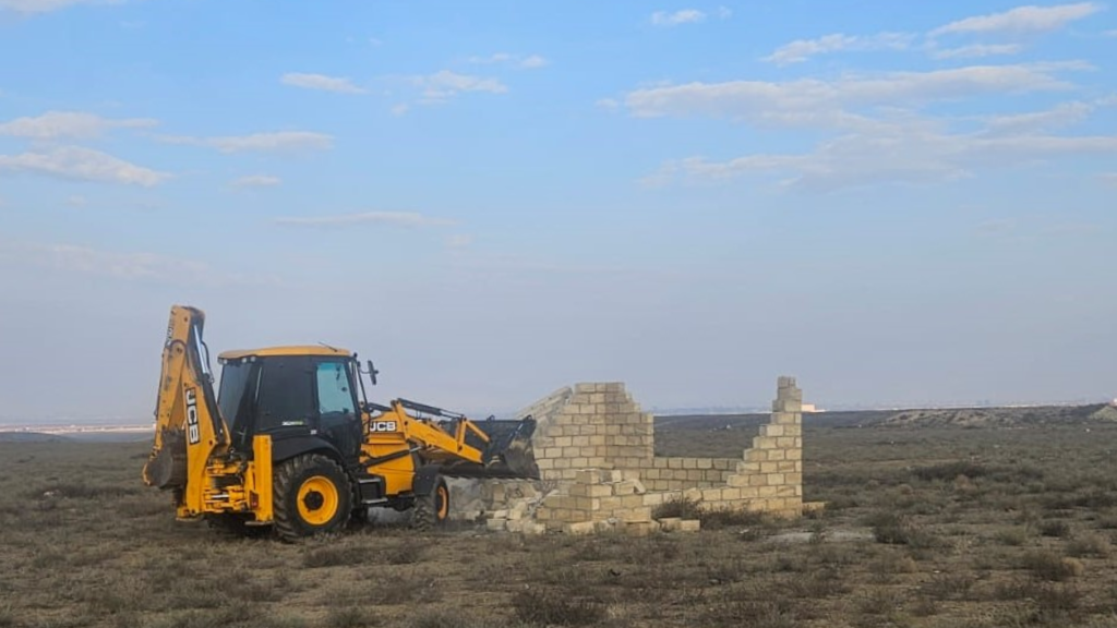 Gəncədə 3 qanunsuz TİKİLİ SÖKÜLÜB