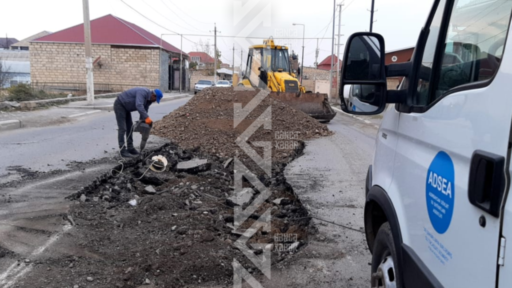 Gəncədə dağılmış yol təmir olunur