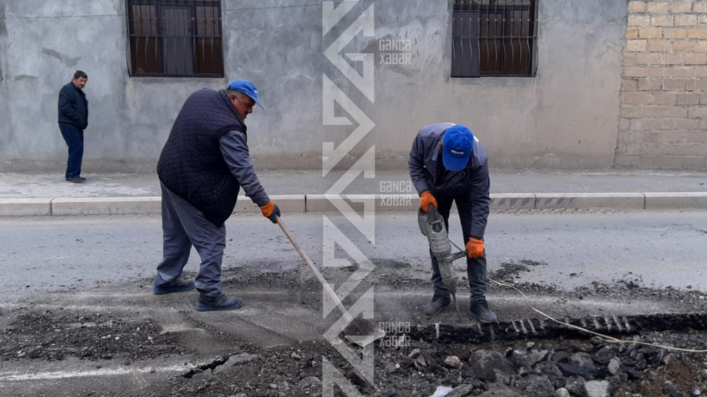 Gəncədə dağılmış yol təmir olunur