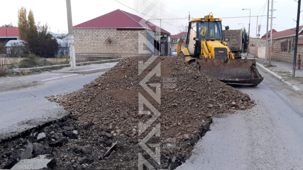 Gəncədə dağılmış yol təmir olunur