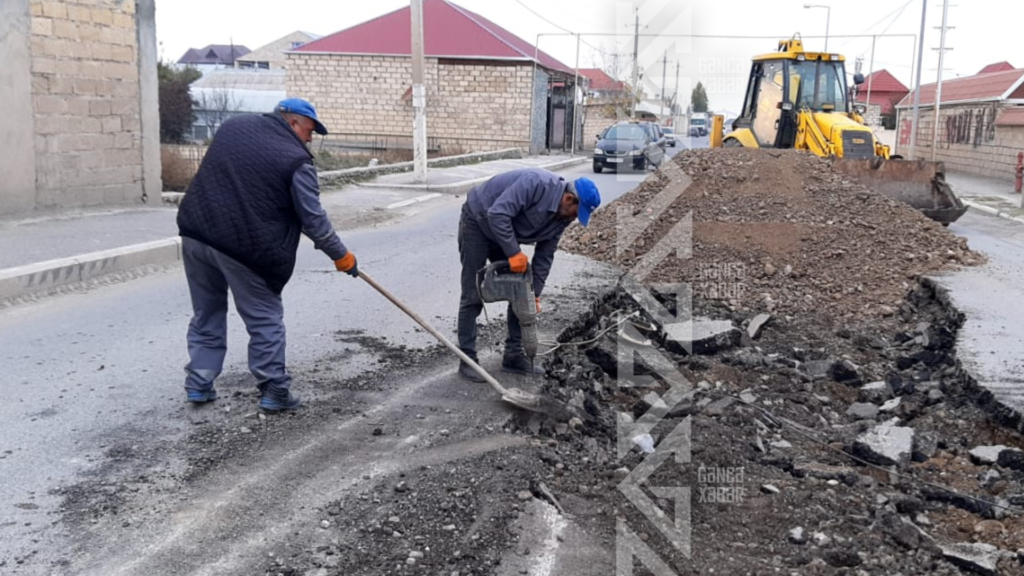 Gəncədə dağılmış yol təmir olunur
