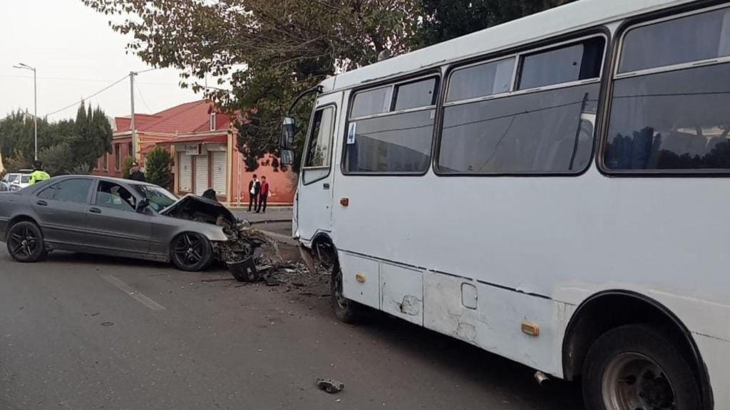 Gəncədə avtobus qəzaya düşüb - Yaralılar var