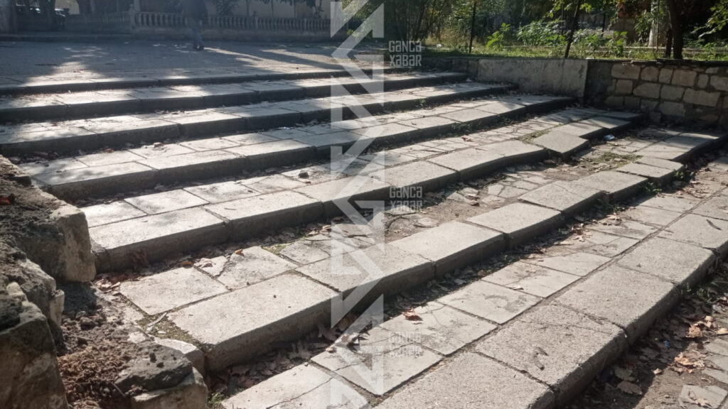 Gəncənin dəmiryolçular parkı baxımsız vəziyyətdədir