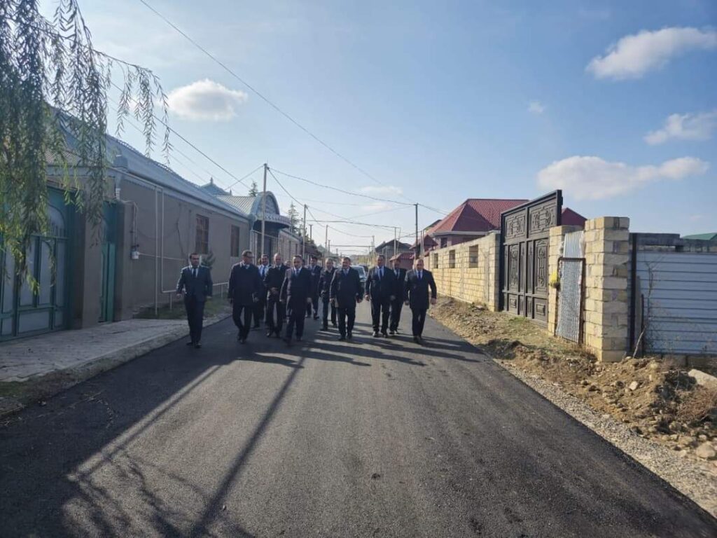 Bu məhəllədə asfaltlanma işləri aparılır