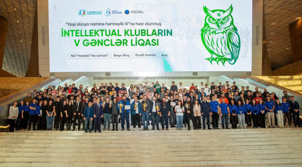 Gəncənin "Aqronavtlar" komandası ölkənin ən böyük intellektual yarışında regionlar üzrə ən yaxşı komanda seçilib. Gencexeber.az məlumat verir ki, Bakı Konqres Mərkəzində respublikanın ən böyük bilik yarışı olan “İntellektual Klubların V Gənclər Liqası”nın final mərhələsi keçirilib. Birincilik "Yaşıl dünya naminə həmrəylik ili” çərçivəsində Azərbaycan Gənclər Fondunun dəstəyi, Gənclərin Maarifləndirilməsinə Dəstək İctimai Birliyinin təşkilatçılığı ilə baş tutub. Oktyabr ayından etibarən start götürən və respublikanın 40-dan çox şəhər və rayonunu əhatə edən turnirin seçimlərində ümumilikdə 600-dən çox komanda və 5 mindən çox gənc öz intellektual gücünü sınayıb. Seçim turlarının yekununda regionlar üzrə ən yaxşı nəticə göstərən 12, paytaxt üzrə isə 20 komanda Bakıda keçirilən final mərhələsində kubok uğrunda mübarizə aparıblar. Seçimlərdən uğurla keçən Gəncənin “Aqronavtlar” komandası final mərhələsinin yekununda regionlar arasında çempion adını qazanıb. Qalib komanda kubok, medal və dəyərli hədiyyələrlə mükafatlandırılıb. Qeyd edək ki, ardıcıl beş ildir keçirilən turnirdə Gəncə şəhərini təmsil edən komanda artıq 3-cü dəfədir ki, regionlar çempionu adını qazanır.