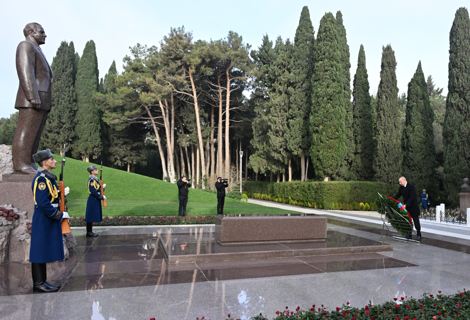 Prezident və birinci xanım Ümummilli Lider Heydər Əliyevin məzarını ziyarət ediblər