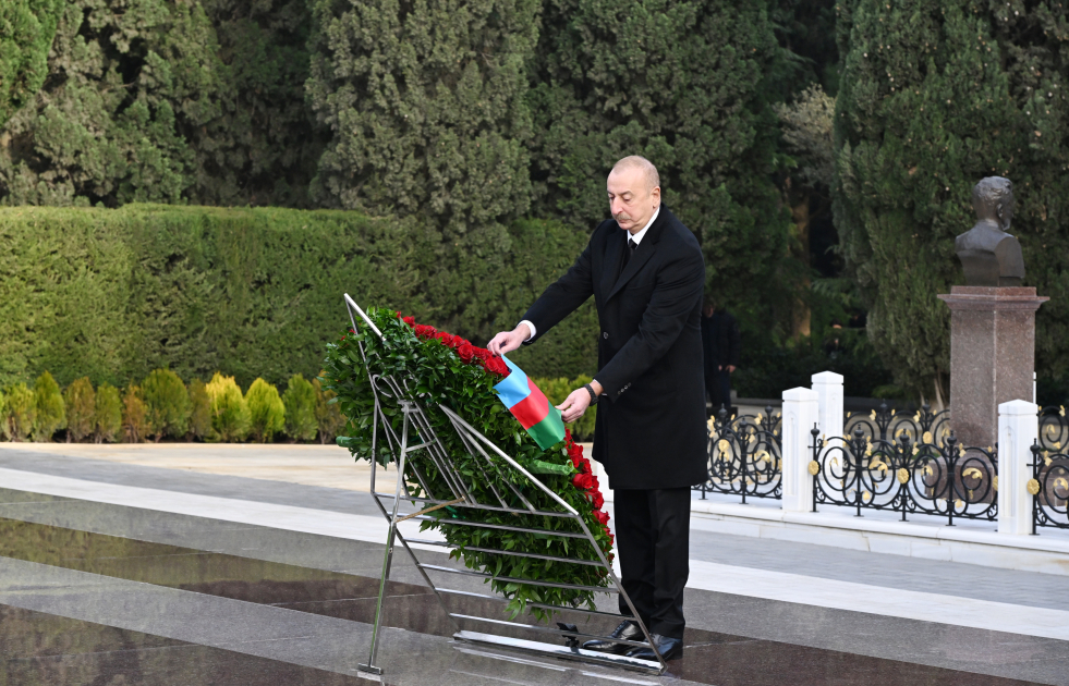 Prezident və birinci xanım Ümummilli Lider Heydər Əliyevin məzarını ziyarət ediblər