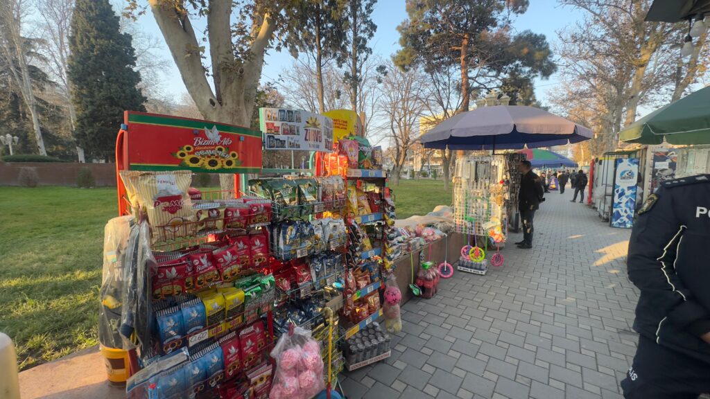 Gəncədə küçə ticarətinə qarşı reydlər davam edir