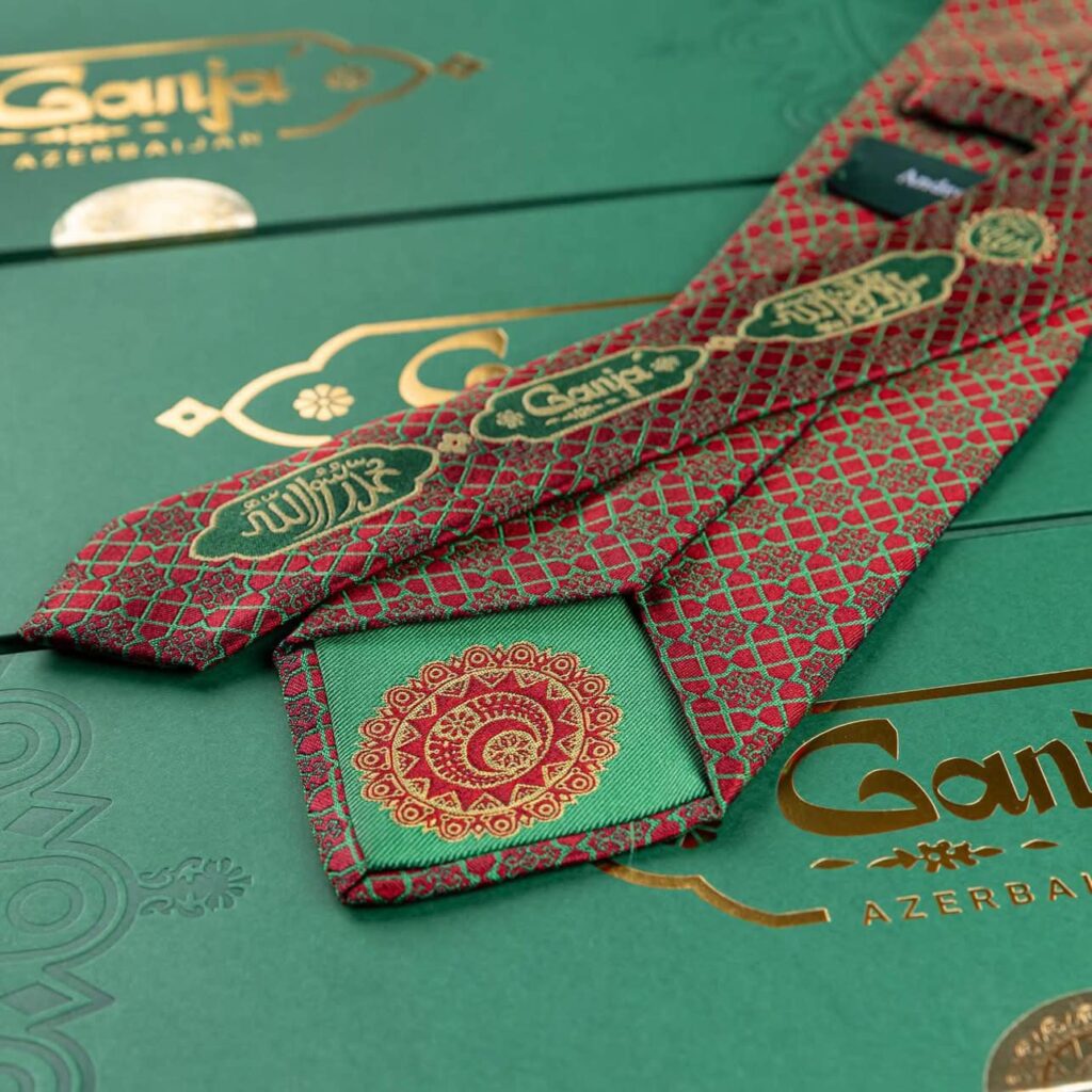 Niyazi Bayramova Gəncə şəhərinə həsr olunan qalstuk təqdim edilib