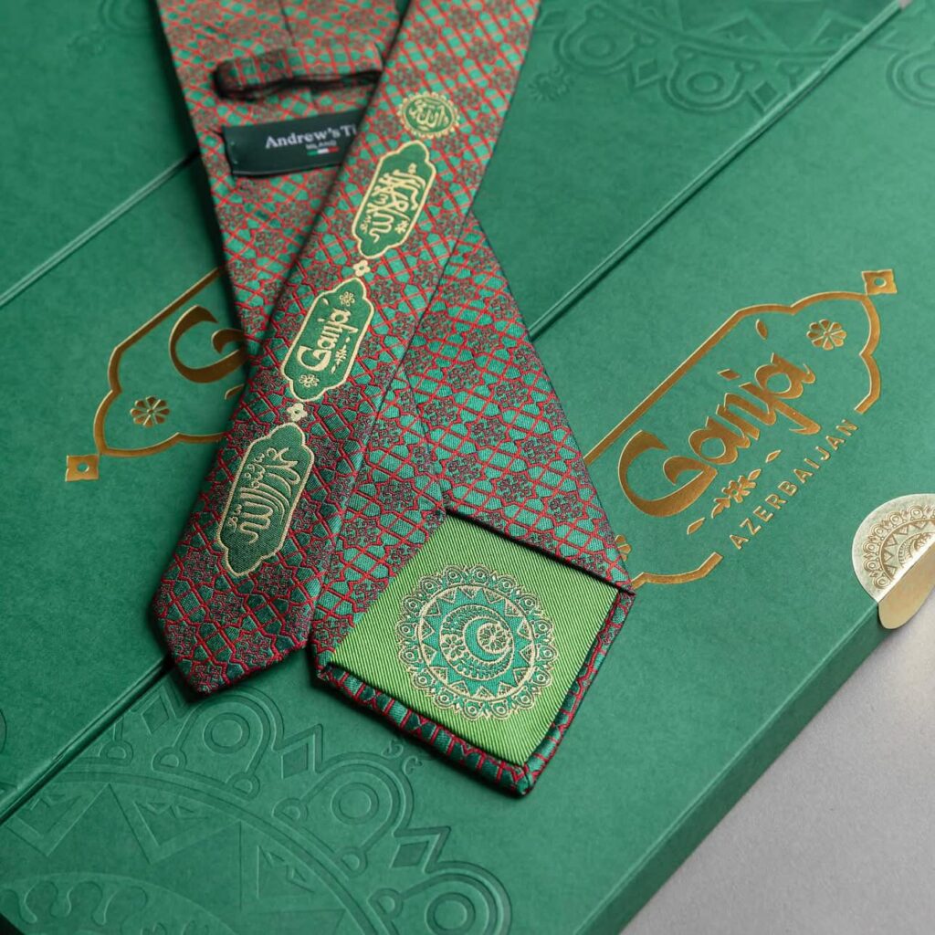 Niyazi Bayramova Gəncə şəhərinə həsr olunan qalstuk təqdim edilib