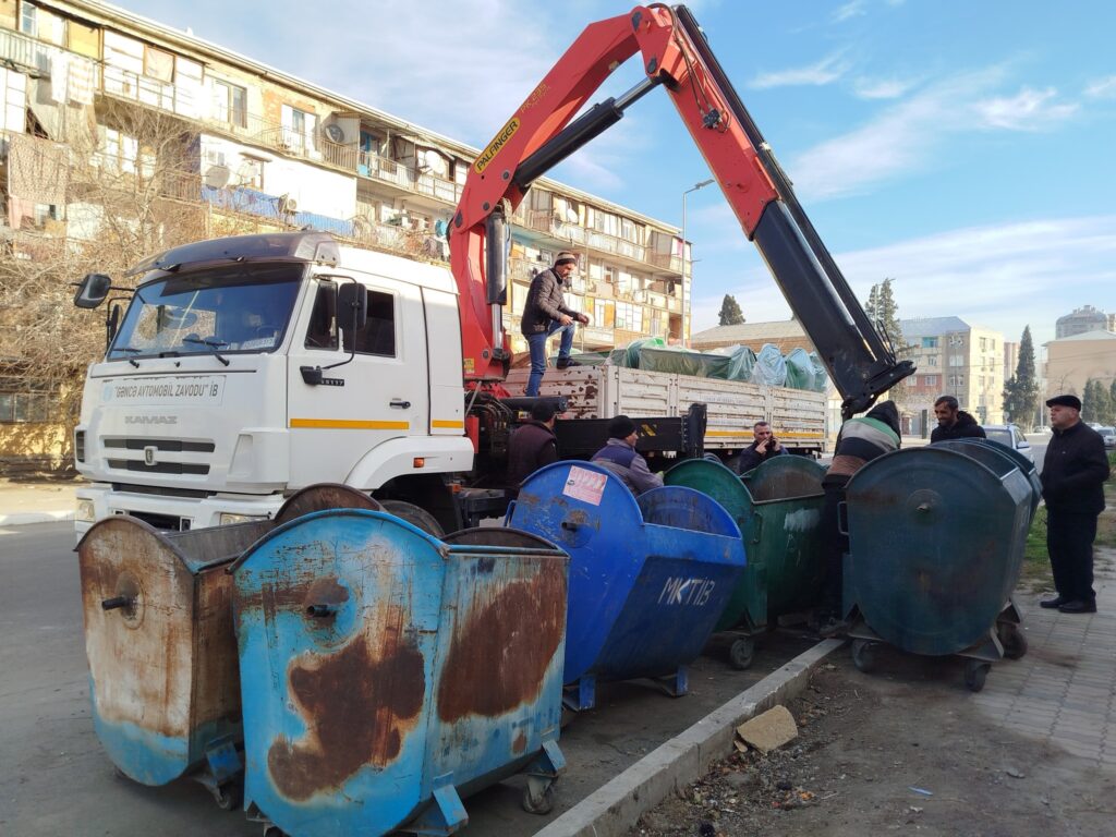 Gəncədə məişət tullantıları üçün nəzərdə tutulan konteynerlər yenilənir