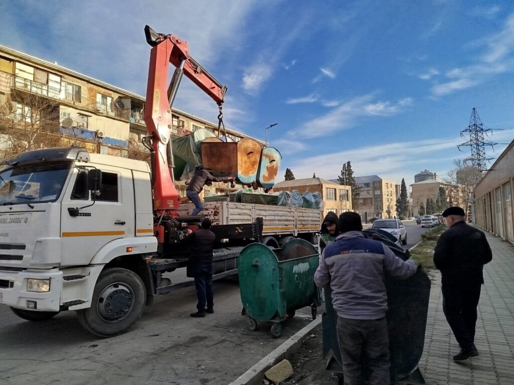 Gəncədə məişət tullantıları üçün nəzərdə tutulan konteynerlər yenilənir