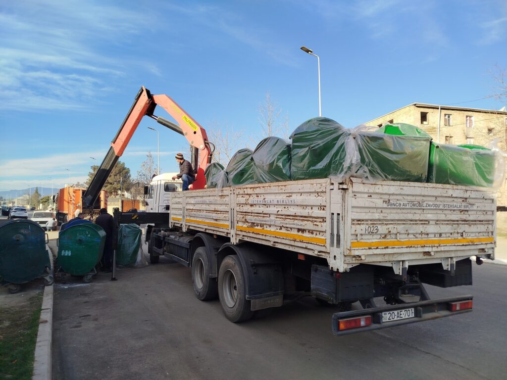 Gəncədə məişət tullantıları üçün nəzərdə tutulan konteynerlər yenilənir