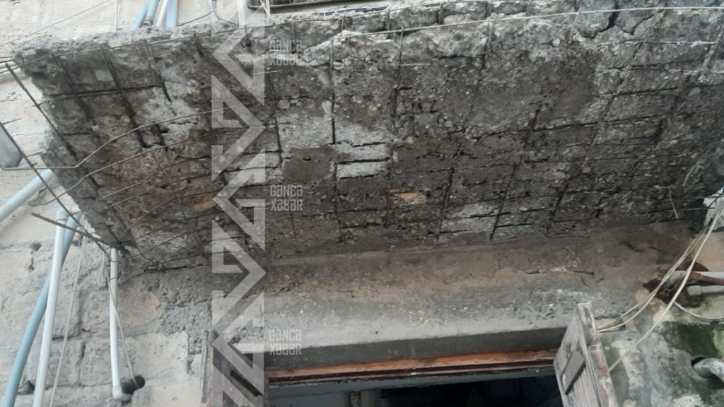 Gəncədə binanın qəzalı girişləri