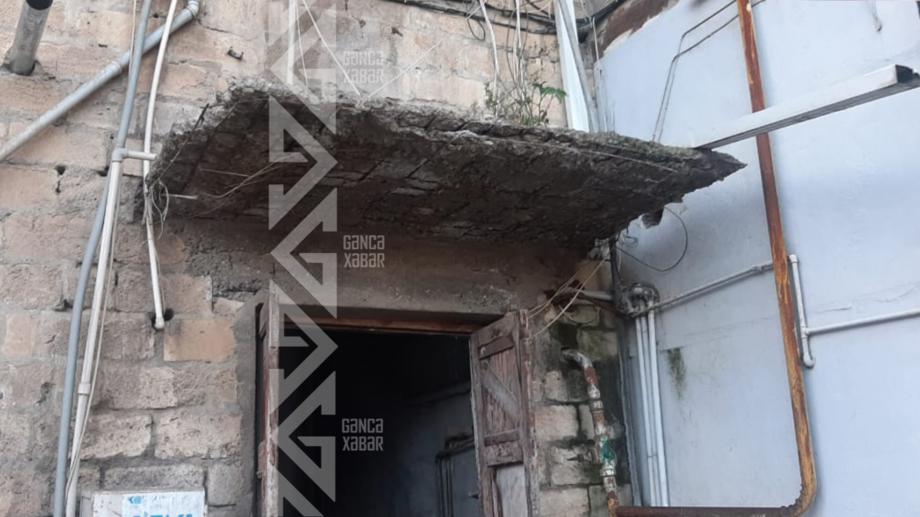 Gəncədə binanın qəzalı girişləri