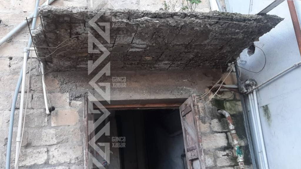 Gəncədə binanın qəzalı girişləri