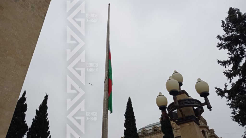 Gəncədə bayraqlar yarıya endirilib