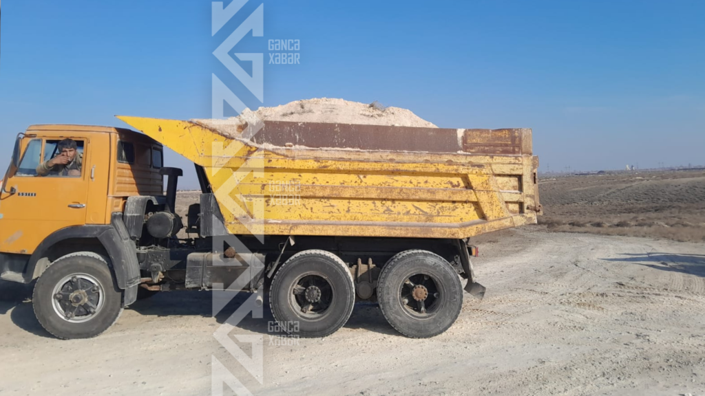 Gəncədə qanunsuz qum-çınqıl daşıyanlar cərimələnib