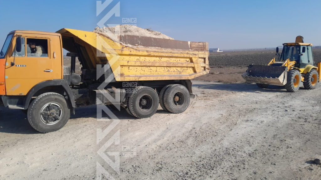 Gəncədə qanunsuz qum-çınqıl daşıyanlar cərimələnib