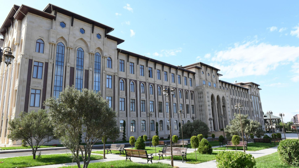 “Dərsə davamiyyəti zəif olan tələbələrə xəbərdarlıq edildi, universitetdən uzaqlaşdırıldılar” – REKTORLA ÖZƏL MÜSAHİBƏ 