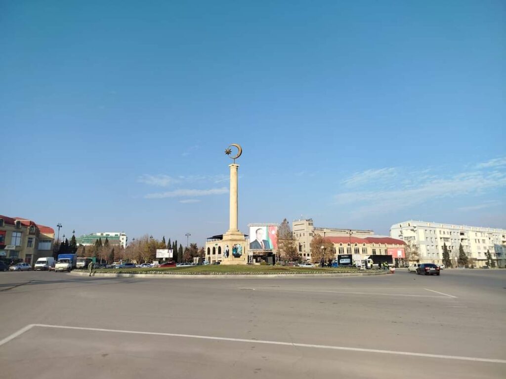 Gəncədə yerli iqlim şəraitinə uyğun güllər əkilib