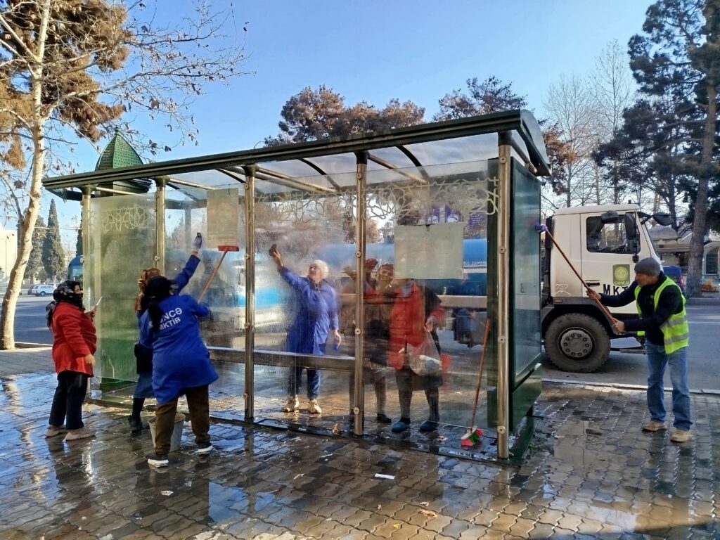 Gəncədə avtobus dayanacaqları təmizlənib