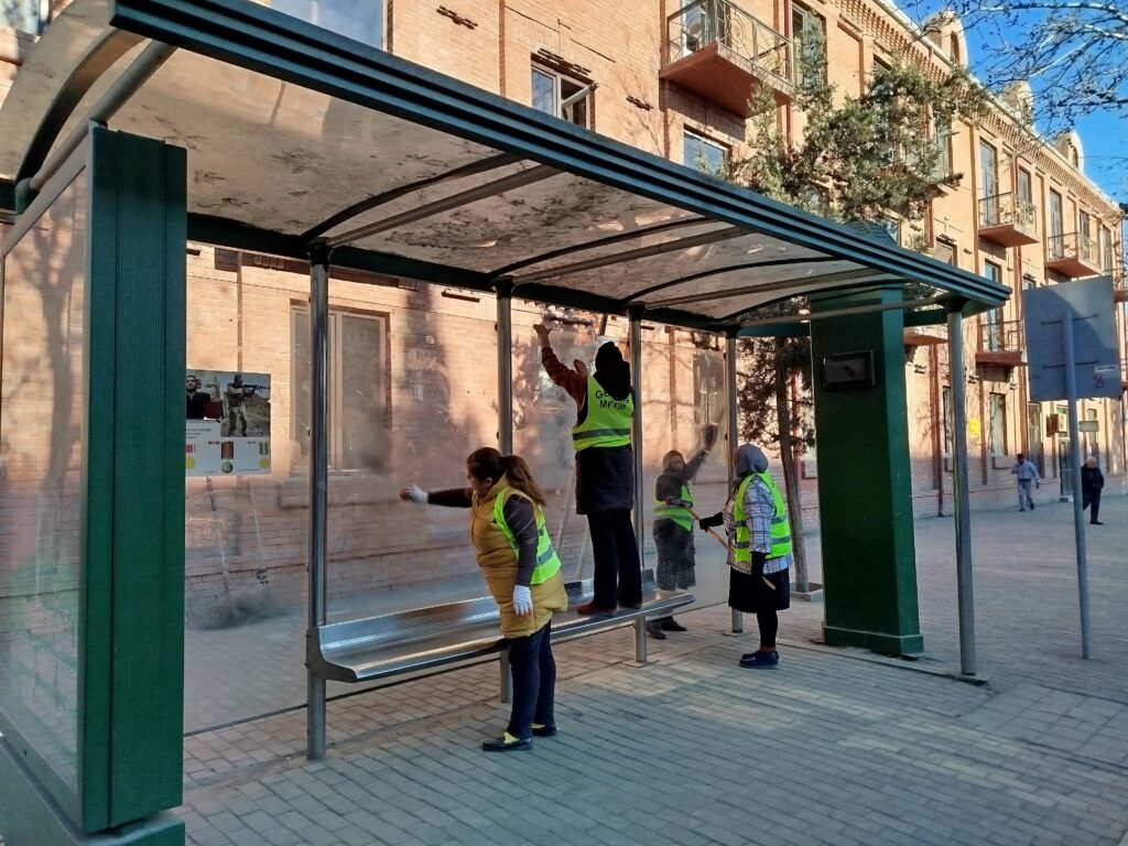 Gəncədə avtobus dayanacaqları təmizlənib