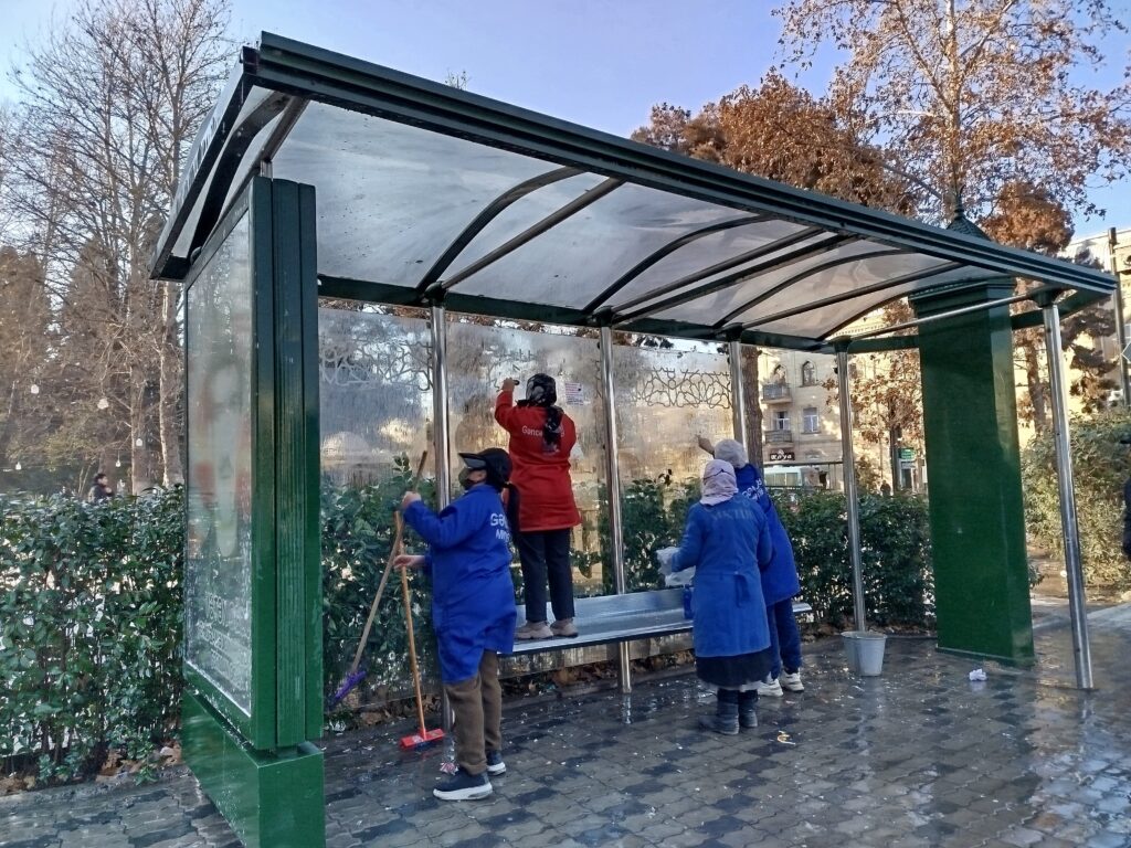 Gəncədə avtobus dayanacaqları təmizlənib