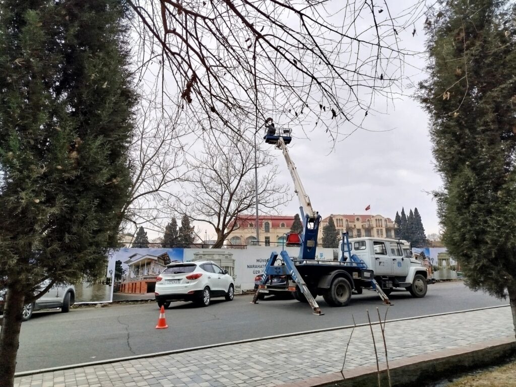 Gəncə küçələri işıqlı günə çıxdı