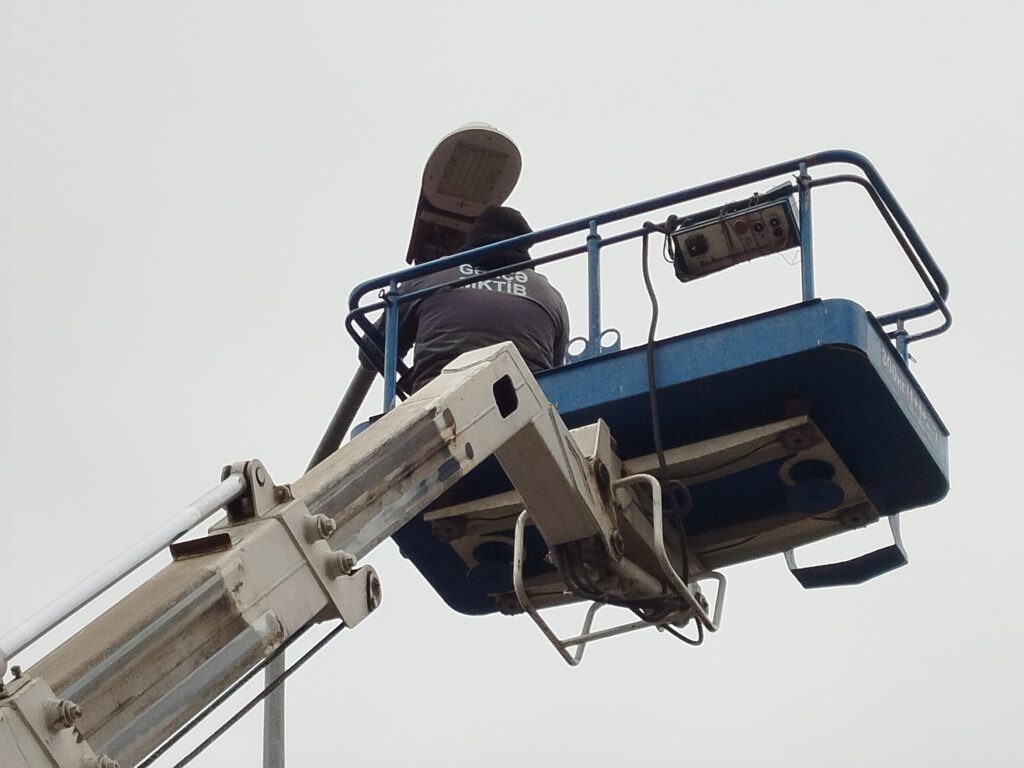 Gəncə küçələri işıqlı günə çıxdı