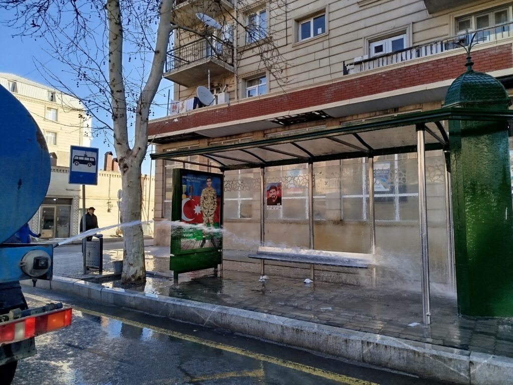 Gəncədə avtobus dayanacaqları təmizlənib