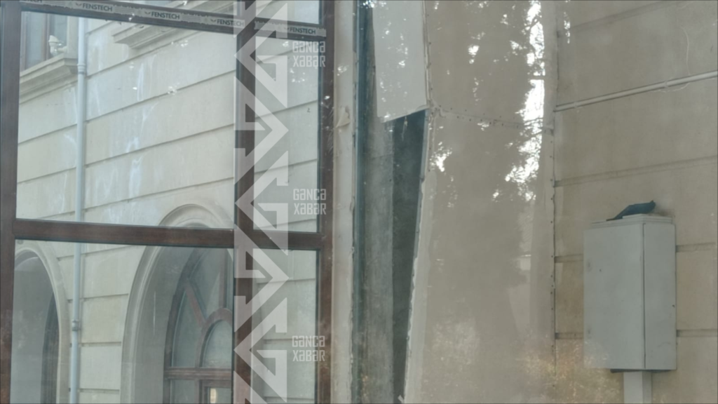 Gəncədə Mədəniyyət Nazirliyinin bu binası çökür?