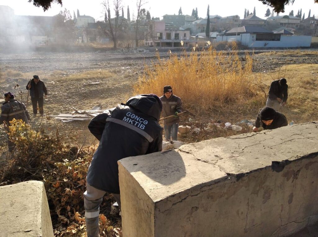 Daha bir parkda təmizlik işləri görülüb