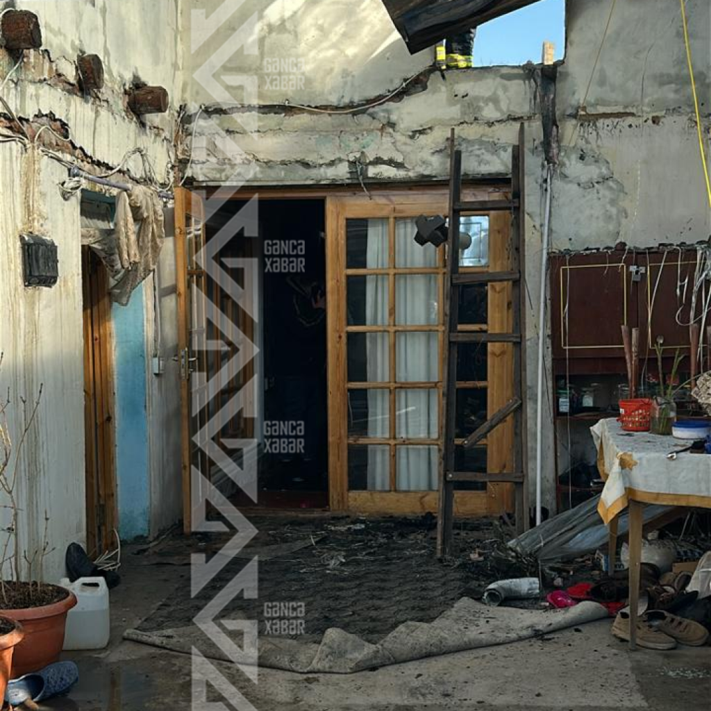 Gəncədə iki ev yanıb