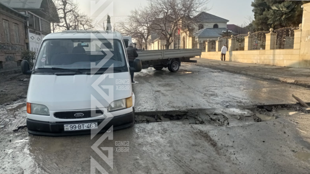 Gəncədə "Ford" xəndəyə düşdü - FOTO/VİDEO