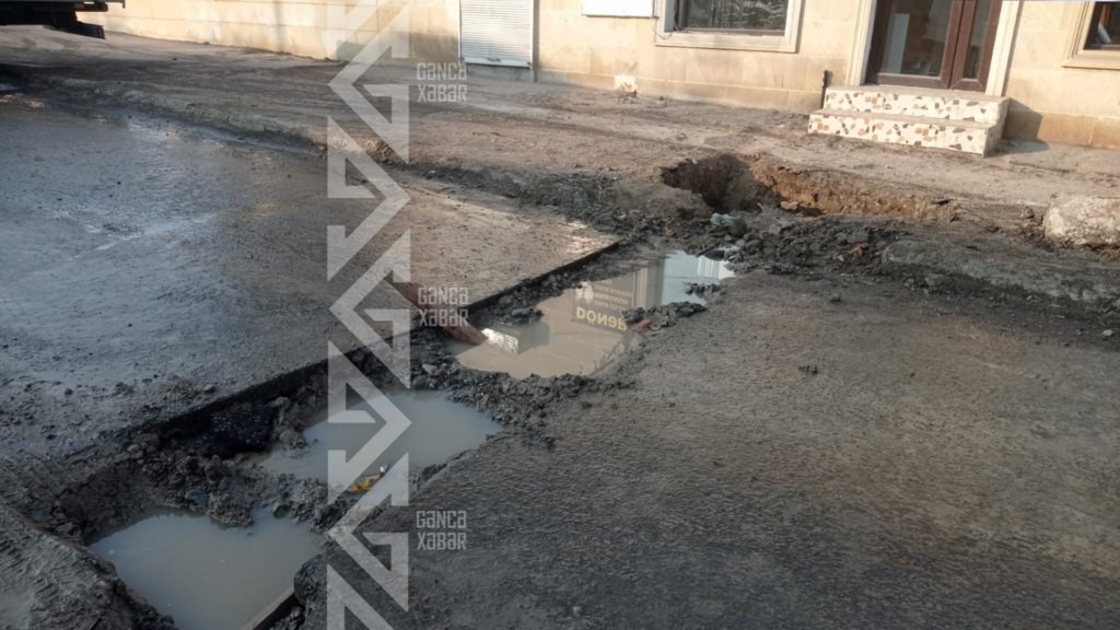 Gəncədə "Ford" xəndəyə düşdü - FOTO/VİDEO