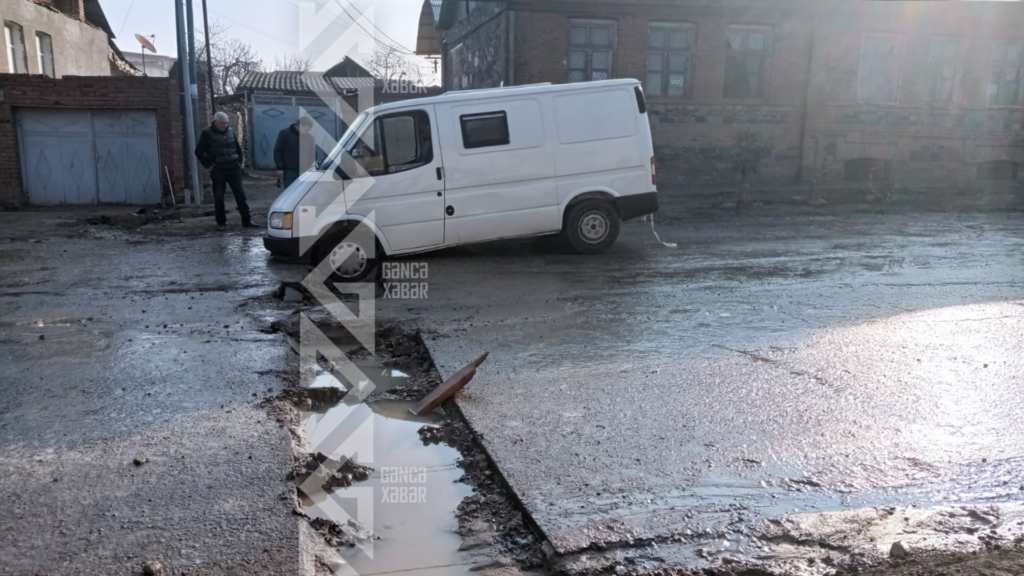 Gəncədə "Ford" xəndəyə düşdü - FOTO/VİDEO