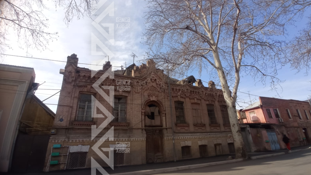 Gəncədə tarixi bina göz önündə məhv olur