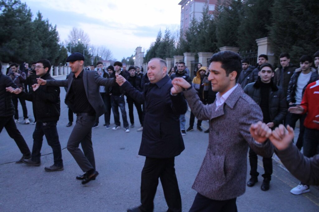 Tələbələr Od çərşənbəsini tonqal ətrafında qeyd ediblər - FOTO