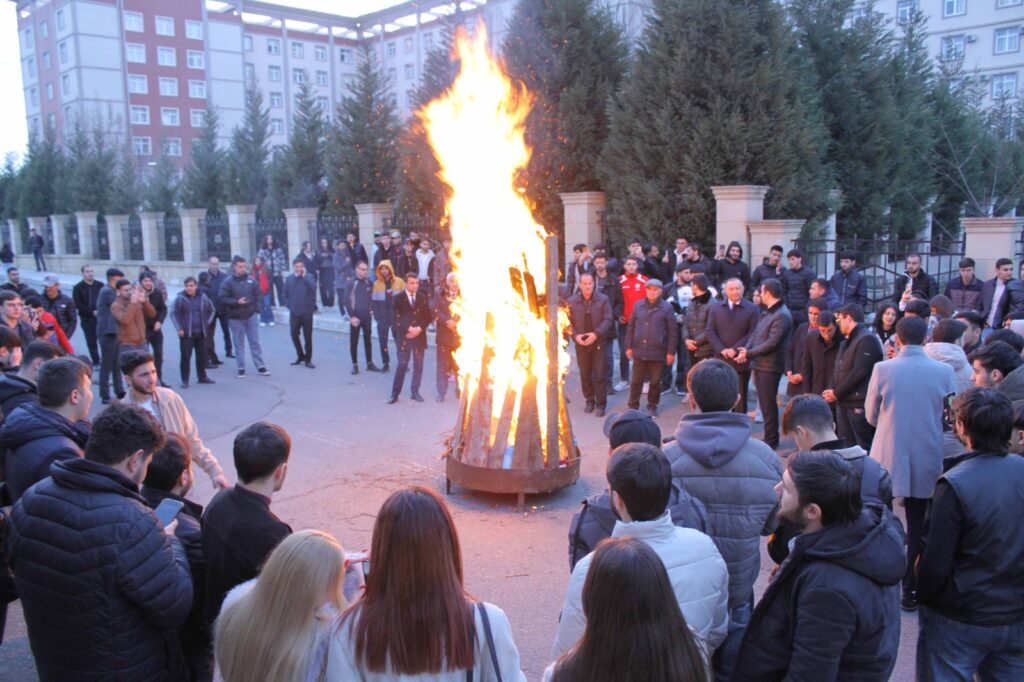 Tələbələr Od çərşənbəsini tonqal ətrafında qeyd ediblər - FOTO