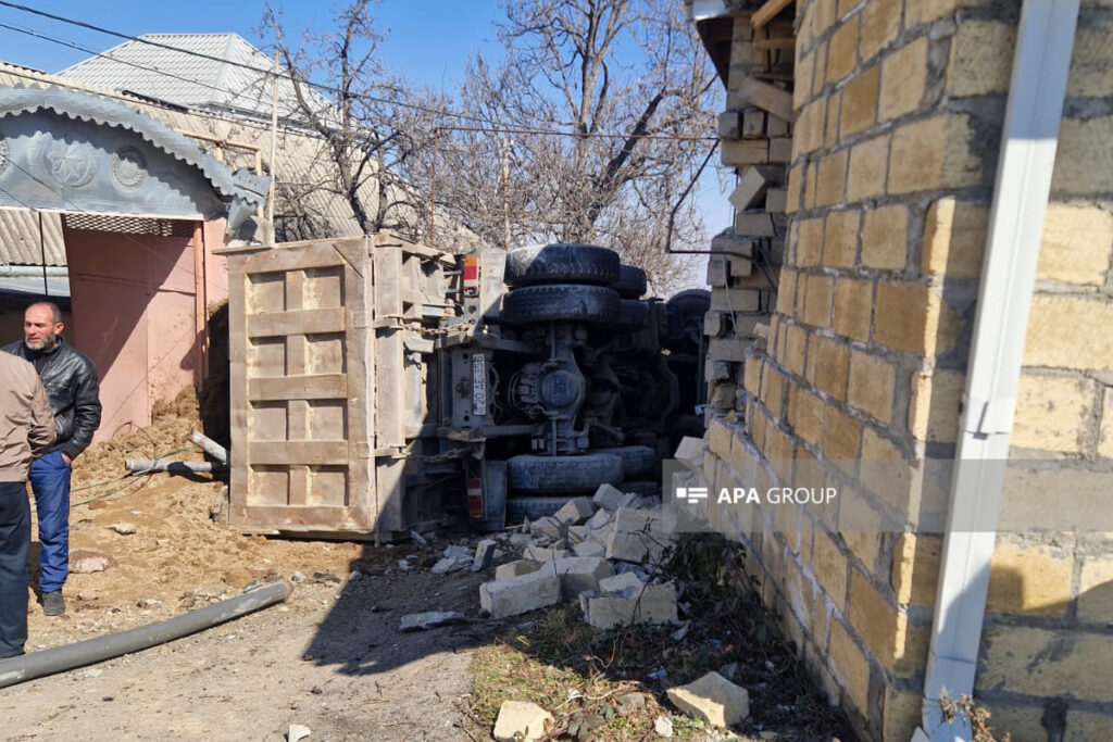 Göygöldə yük maşını evin hasarına çırpılıb - FOTO