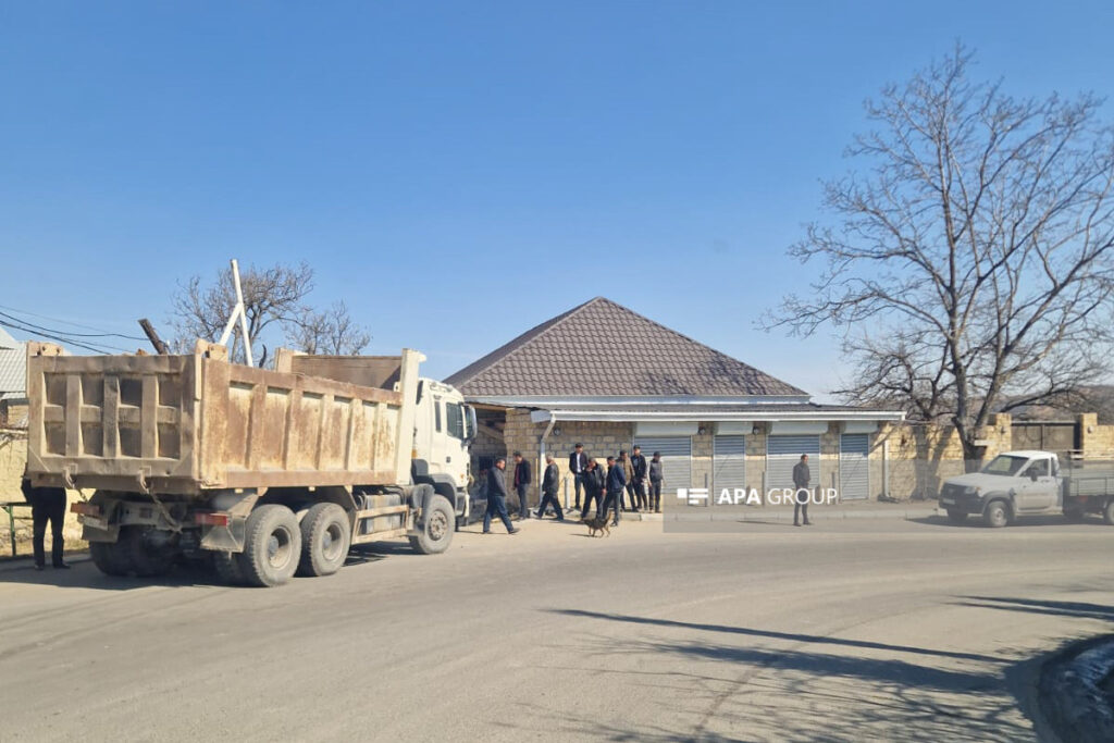 Göygöldə yük maşını evin hasarına çırpılıb - FOTO