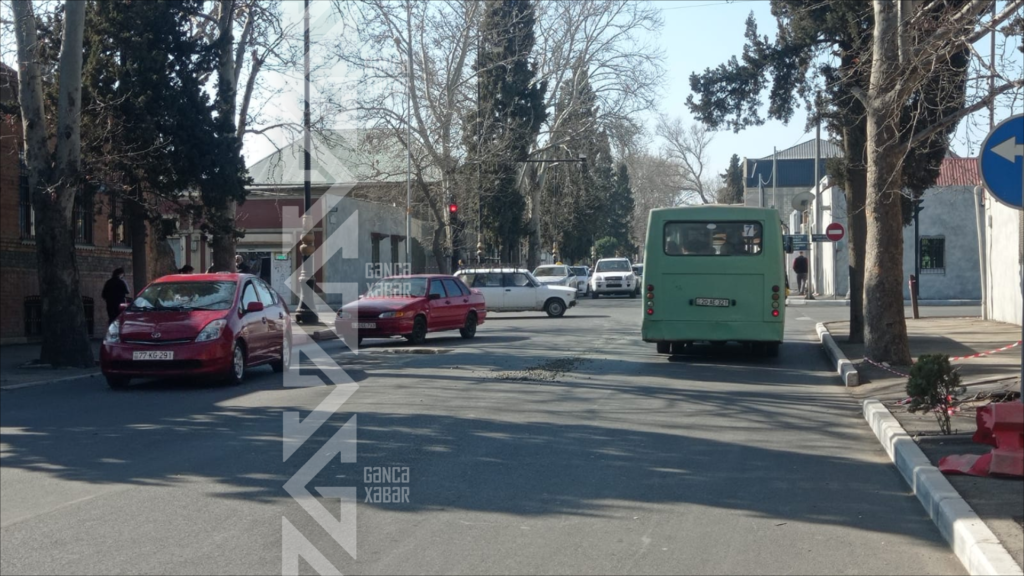 Atatürk prospektində yeni asfalt örtüyü çəkildi, qəza vəziyyəti yarandı