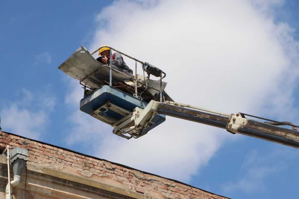 Gəncədə güclü leysandan sonra dam örtükləri təmir edilir